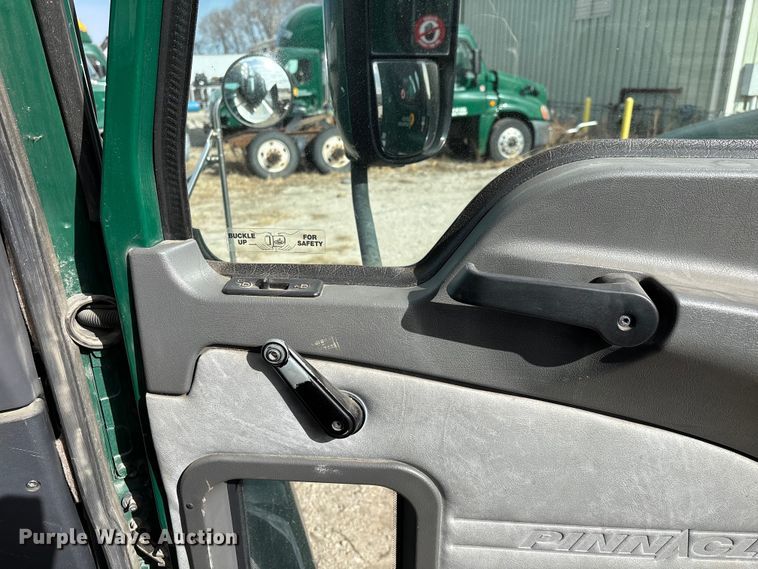 image for item FG1100 2016 Mack CXU613 semi truck