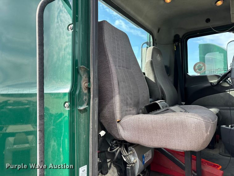 image for item FG1100 2016 Mack CXU613 semi truck