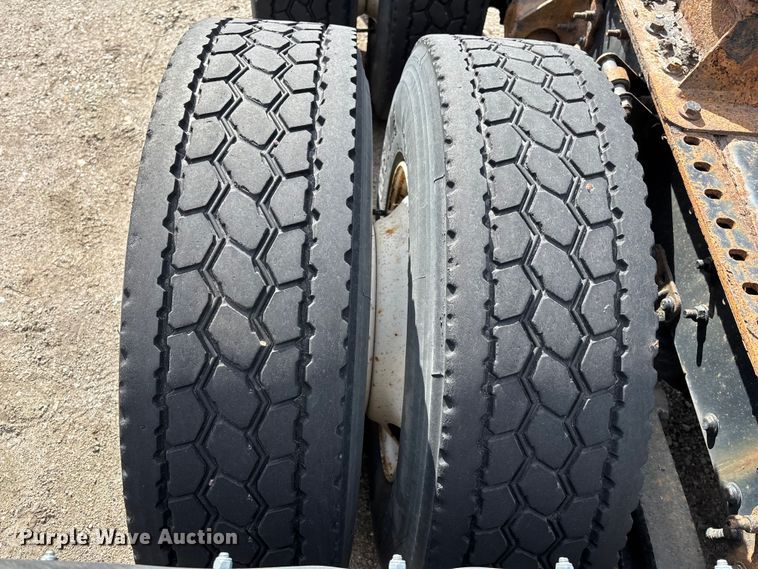 image for item FG1100 2016 Mack CXU613 semi truck