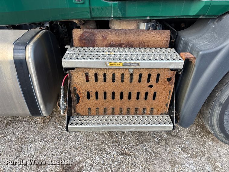 image for item FG1101 2016 Mack CXU613 semi truck