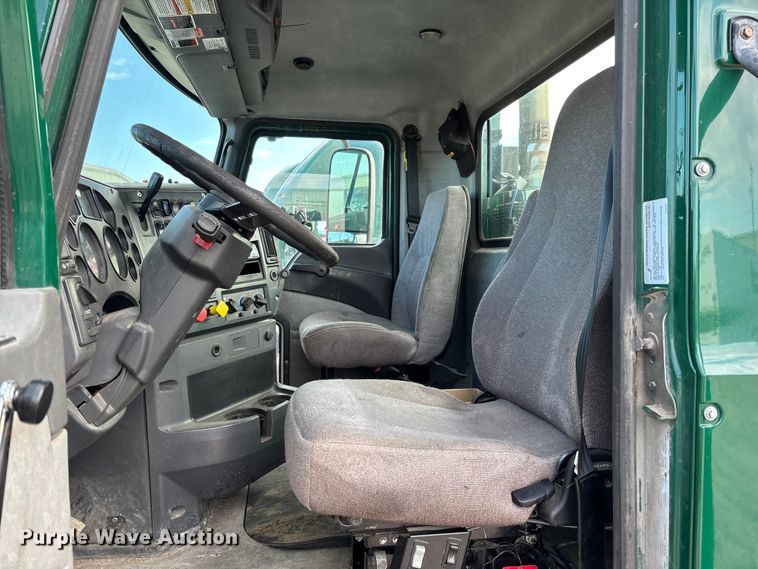 image for item FG1101 2016 Mack CXU613 semi truck