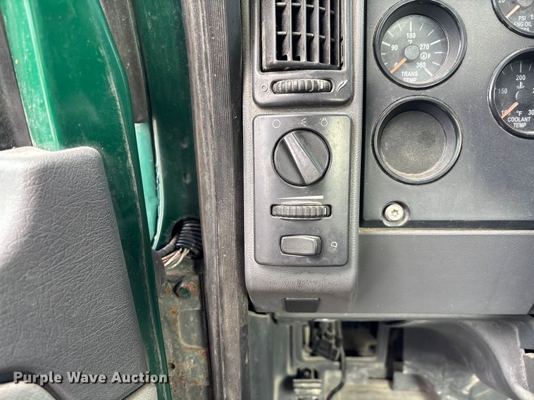 image for item FG1101 2016 Mack CXU613 semi truck