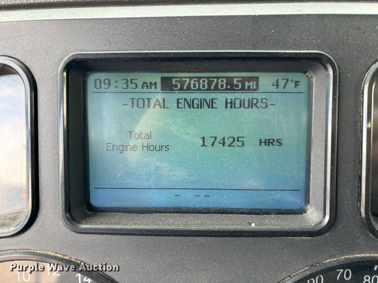 image for item FG1101 2016 Mack CXU613 semi truck