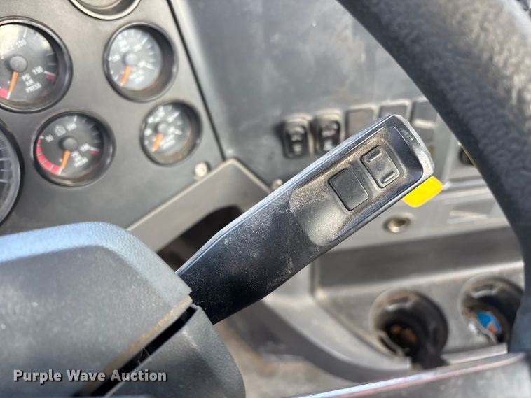 image for item FG1101 2016 Mack CXU613 semi truck