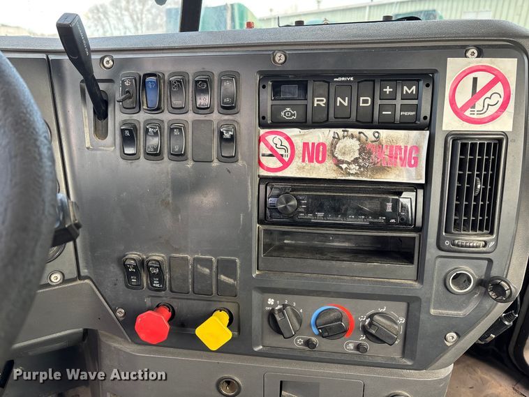 image for item FG1101 2016 Mack CXU613 semi truck