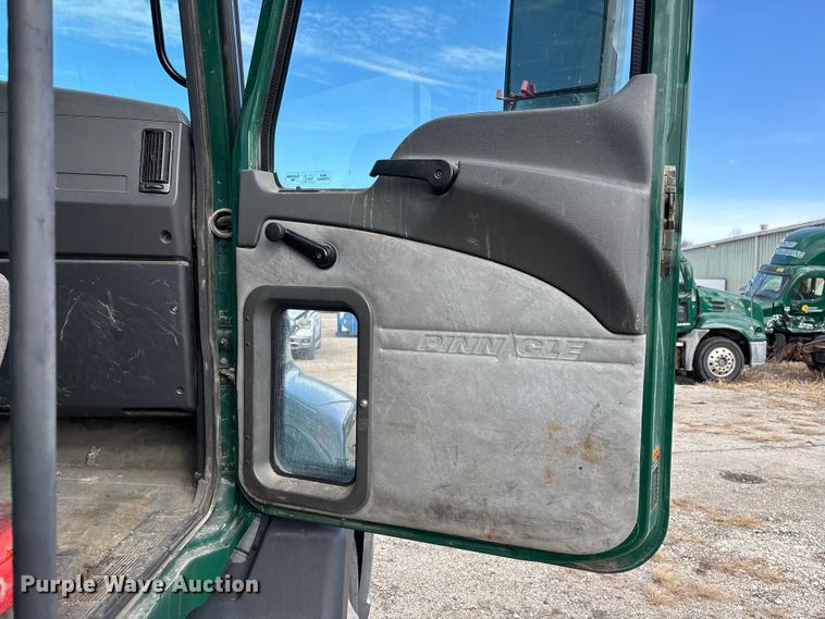 image for item FG1101 2016 Mack CXU613 semi truck