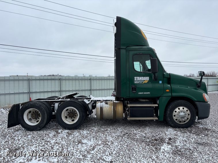 image for item FG1112 2017 Freightliner Cascadia 125 semi truck