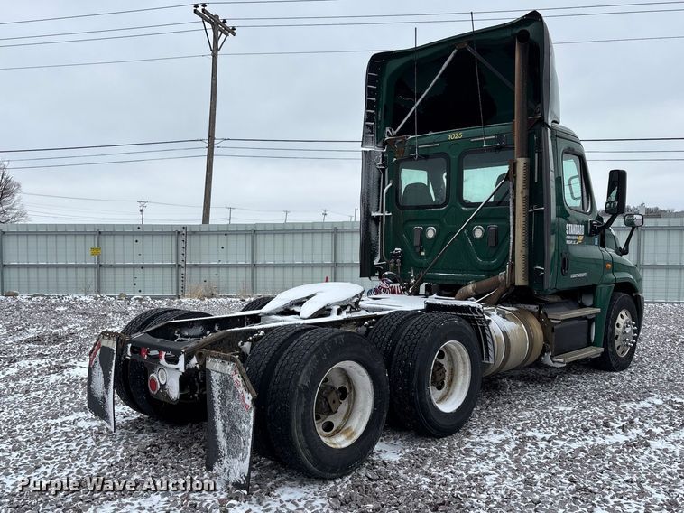 image for item FG1112 2017 Freightliner Cascadia 125 semi truck