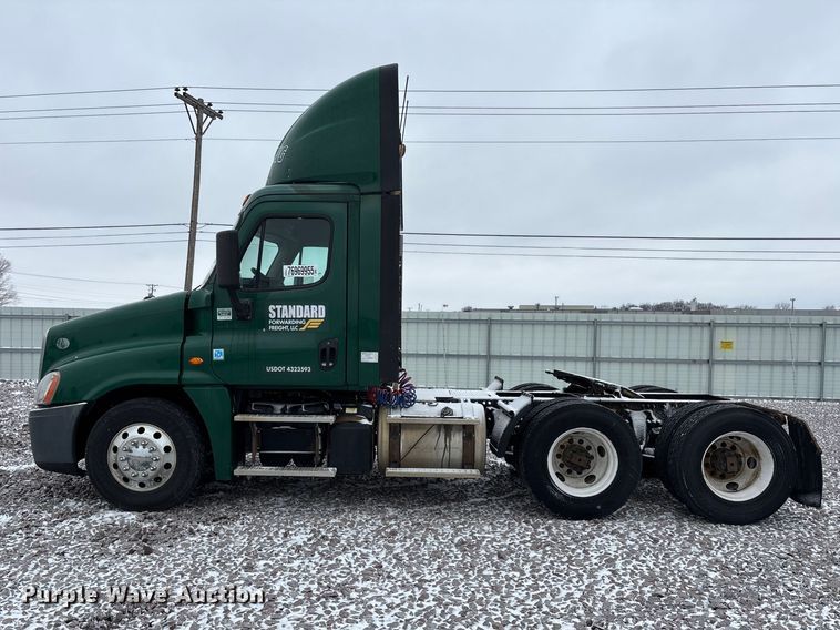 image for item FG1112 2017 Freightliner Cascadia 125 semi truck