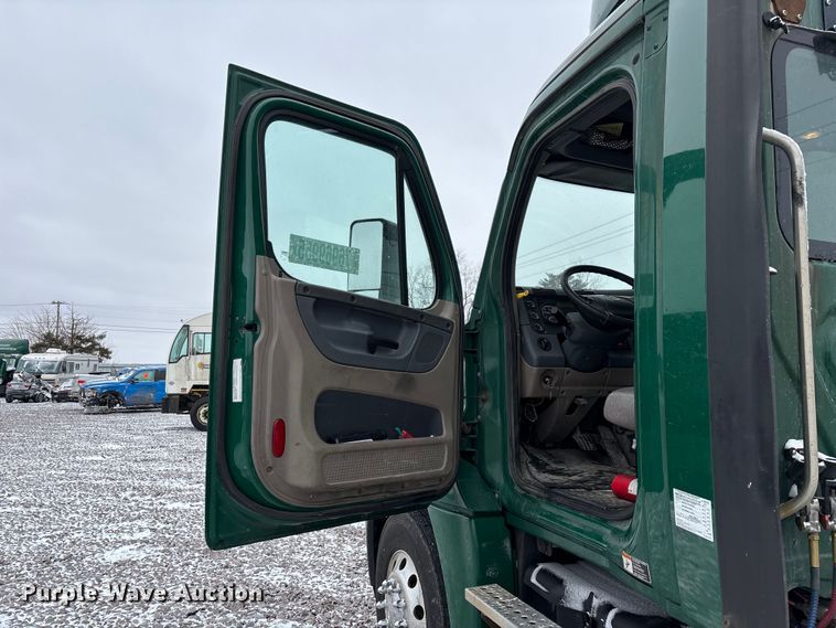 image for item FG1112 2017 Freightliner Cascadia 125 semi truck