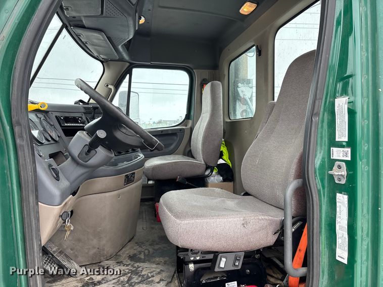 image for item FG1112 2017 Freightliner Cascadia 125 semi truck