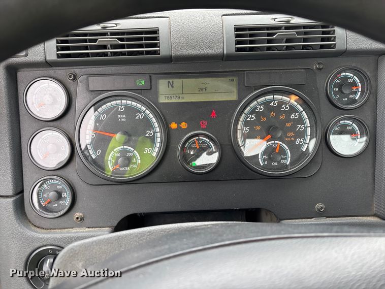 image for item FG1112 2017 Freightliner Cascadia 125 semi truck