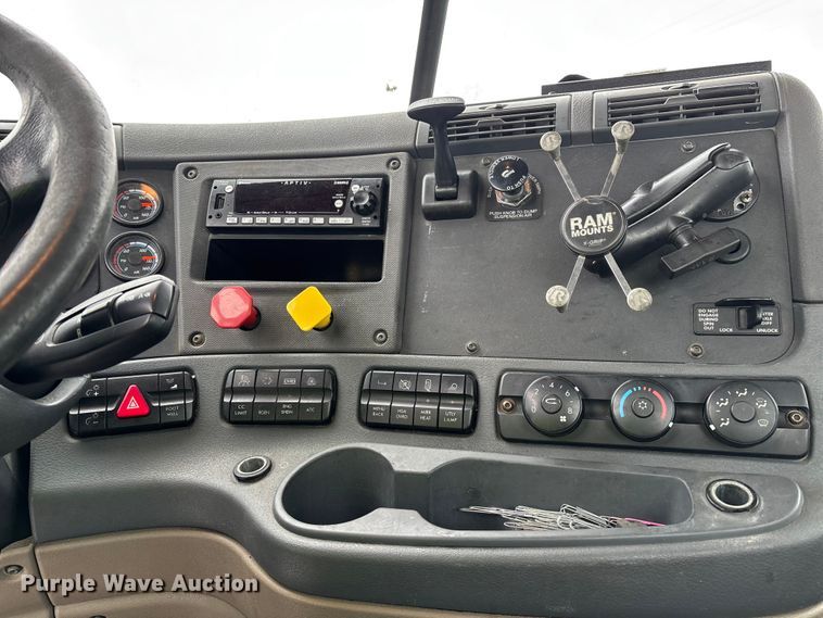 image for item FG1112 2017 Freightliner Cascadia 125 semi truck