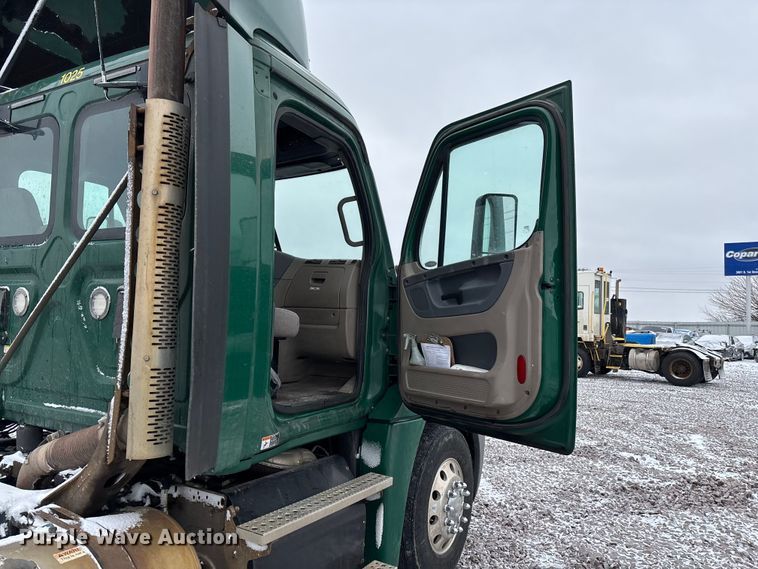 image for item FG1112 2017 Freightliner Cascadia 125 semi truck