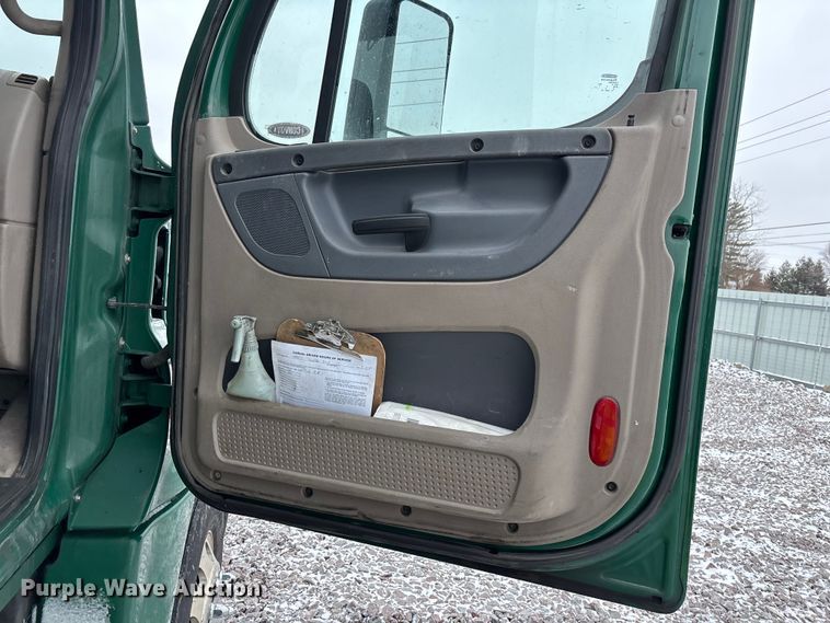 image for item FG1112 2017 Freightliner Cascadia 125 semi truck