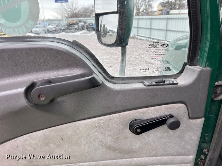 image for item FG1113 2016 Mack CXU613 semi truck