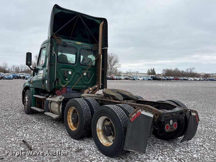 image for item FG1114 2017 Freightliner Cascadia 125 semi truck