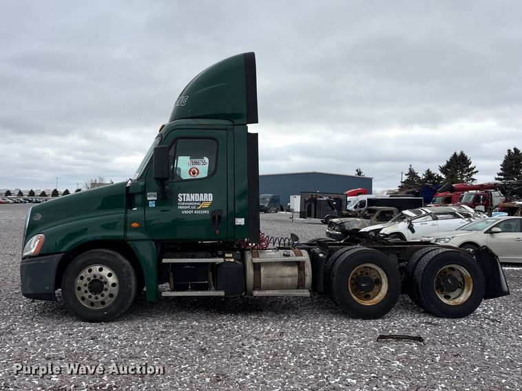 image for item FG1114 2017 Freightliner Cascadia 125 semi truck