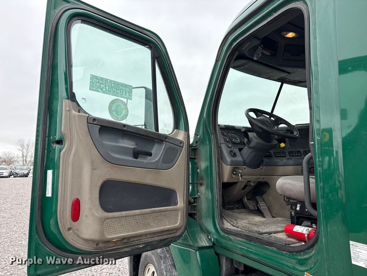 image for item FG1114 2017 Freightliner Cascadia 125 semi truck