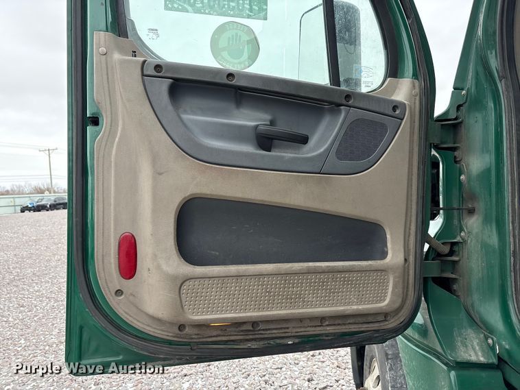 image for item FG1114 2017 Freightliner Cascadia 125 semi truck