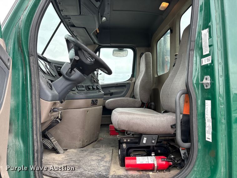 image for item FG1114 2017 Freightliner Cascadia 125 semi truck