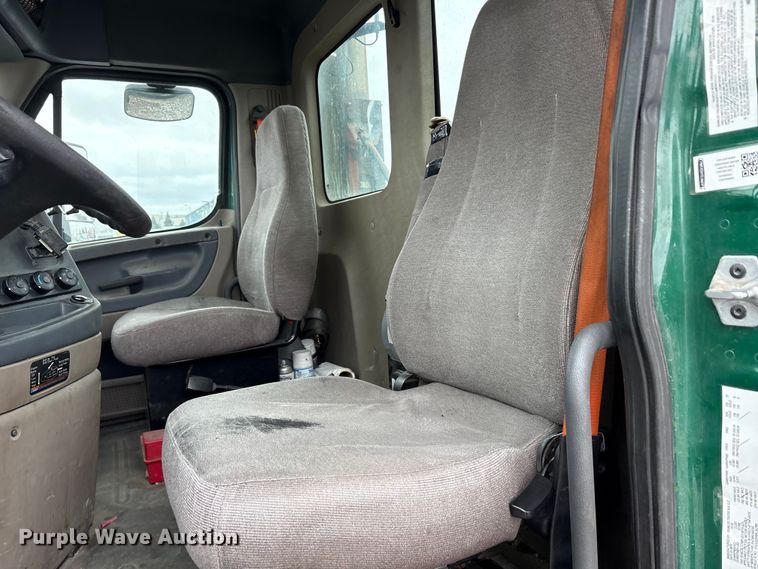 image for item FG1114 2017 Freightliner Cascadia 125 semi truck