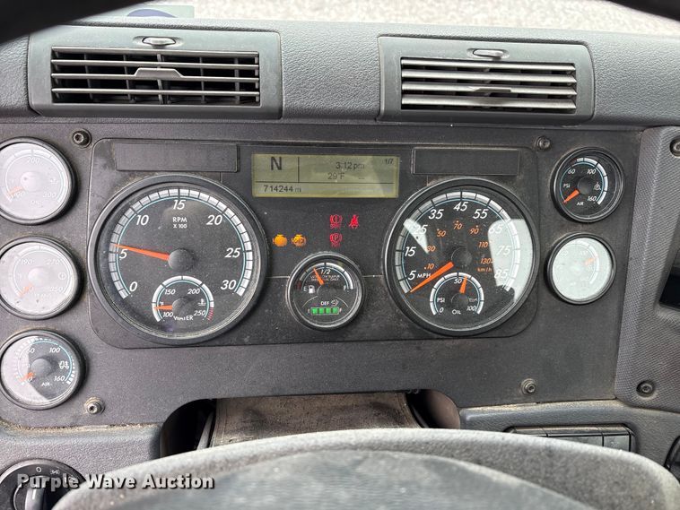 image for item FG1114 2017 Freightliner Cascadia 125 semi truck