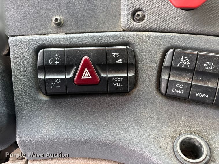 image for item FG1114 2017 Freightliner Cascadia 125 semi truck