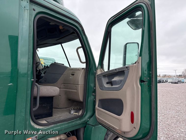 image for item FG1114 2017 Freightliner Cascadia 125 semi truck