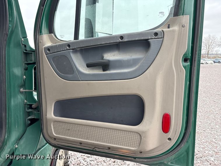 image for item FG1114 2017 Freightliner Cascadia 125 semi truck