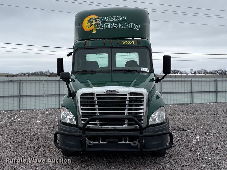 image for item FG1117 2017 Freightliner Cascadia 125 semi truck