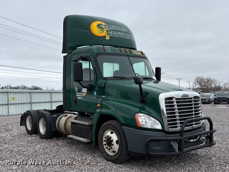image for item FG1117 2017 Freightliner Cascadia 125 semi truck