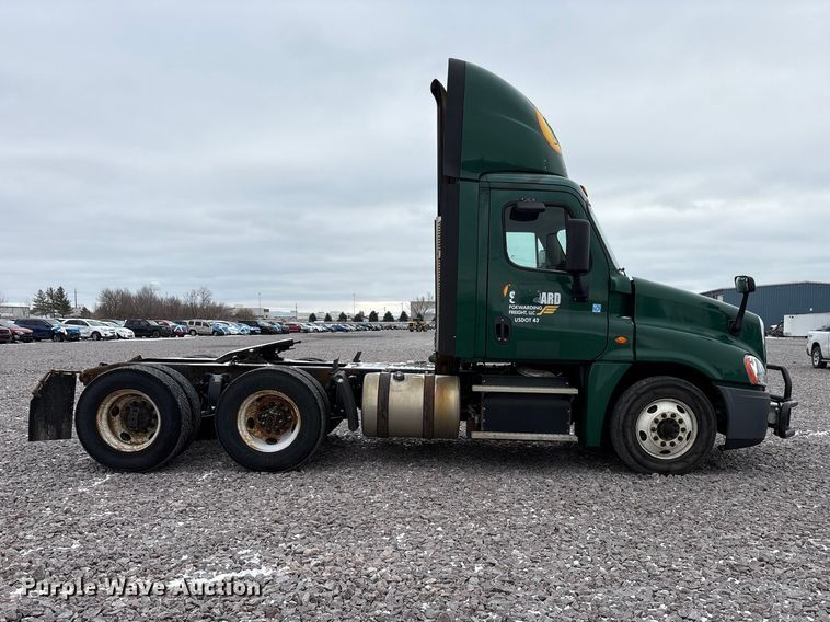 image for item FG1117 2017 Freightliner Cascadia 125 semi truck
