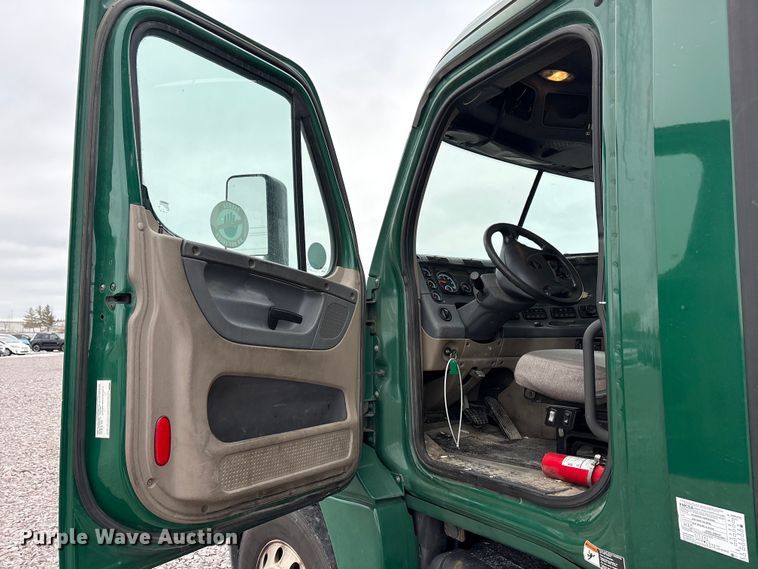 image for item FG1117 2017 Freightliner Cascadia 125 semi truck