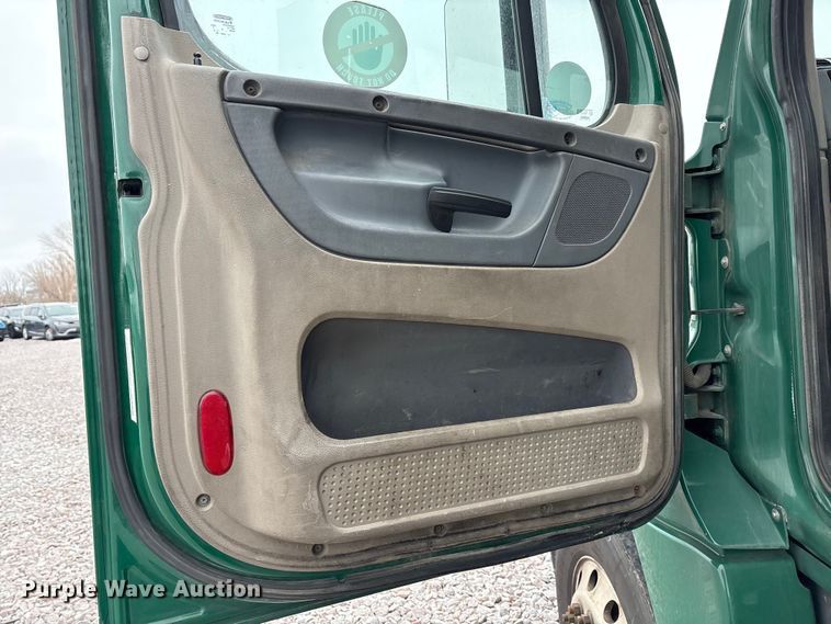 image for item FG1117 2017 Freightliner Cascadia 125 semi truck