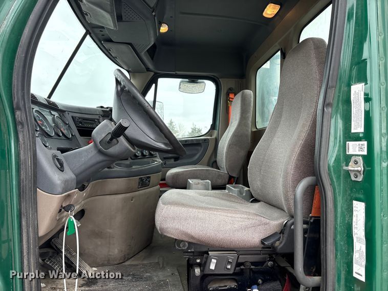 image for item FG1117 2017 Freightliner Cascadia 125 semi truck