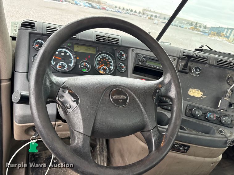 image for item FG1117 2017 Freightliner Cascadia 125 semi truck