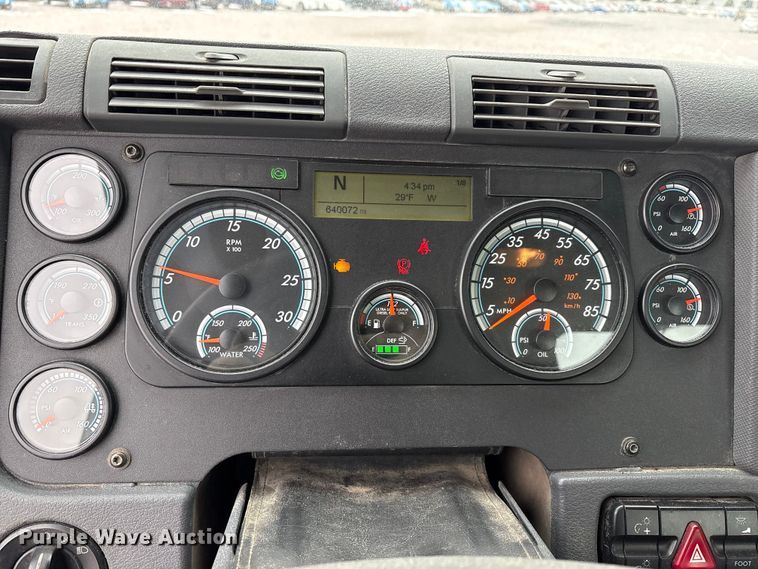 image for item FG1117 2017 Freightliner Cascadia 125 semi truck