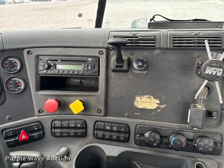 image for item FG1117 2017 Freightliner Cascadia 125 semi truck