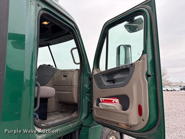 image for item FG1117 2017 Freightliner Cascadia 125 semi truck