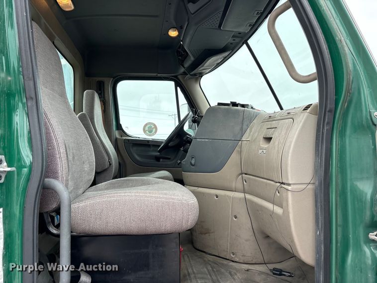 image for item FG1117 2017 Freightliner Cascadia 125 semi truck