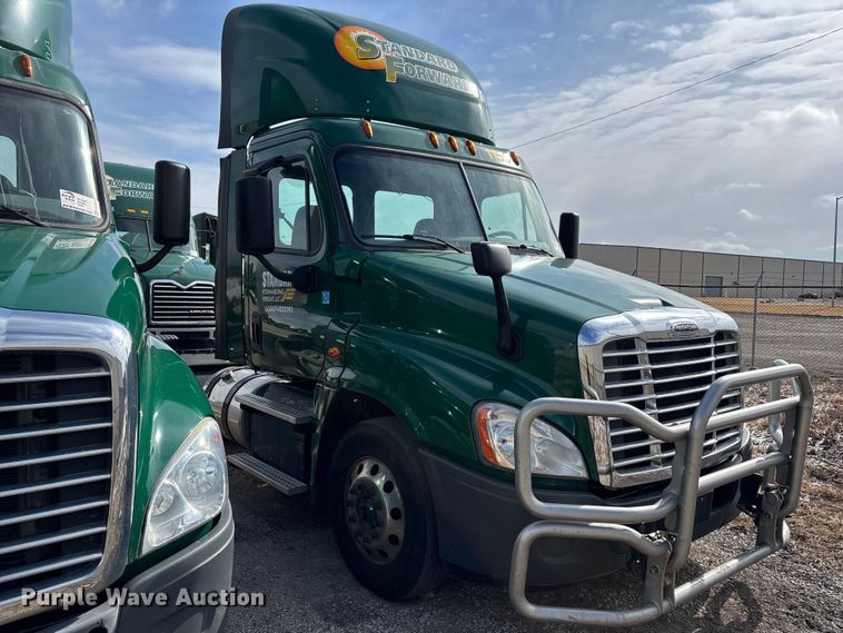 image for item FG1118 2017 Freightliner Cascadia 125 semi truck