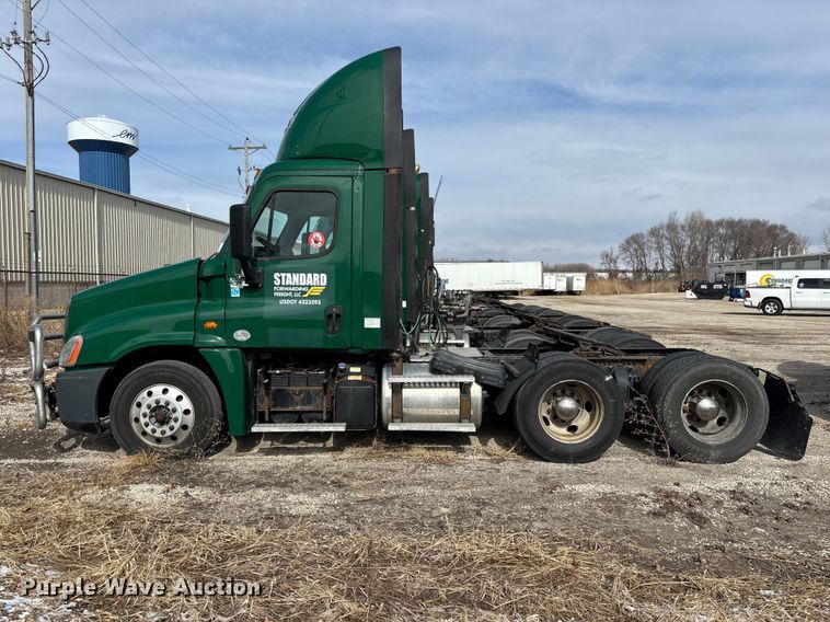 image for item FG1118 2017 Freightliner Cascadia 125 semi truck