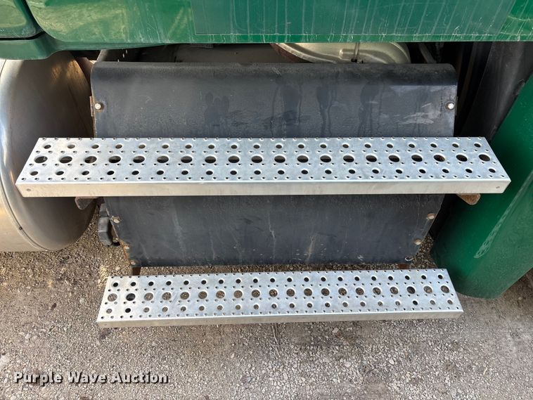 image for item FG1118 2017 Freightliner Cascadia 125 semi truck