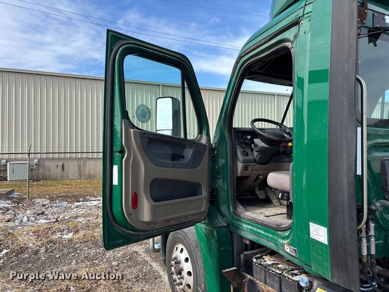 image for item FG1118 2017 Freightliner Cascadia 125 semi truck