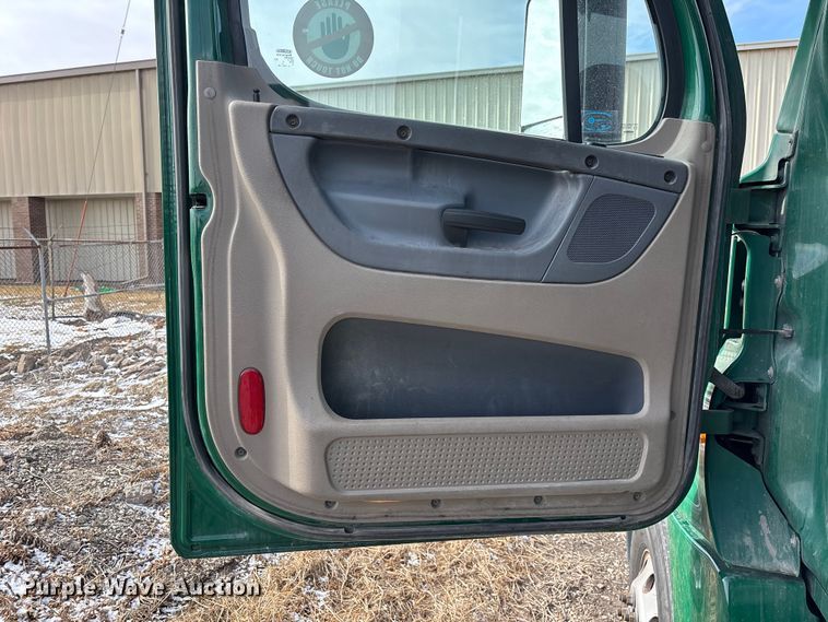 image for item FG1118 2017 Freightliner Cascadia 125 semi truck