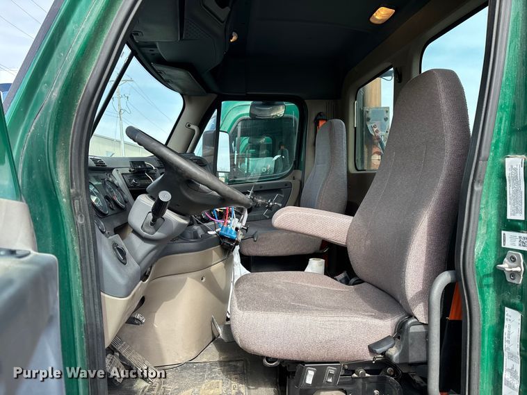 image for item FG1118 2017 Freightliner Cascadia 125 semi truck