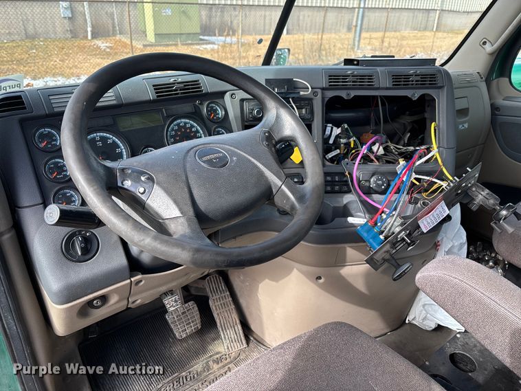 image for item FG1118 2017 Freightliner Cascadia 125 semi truck