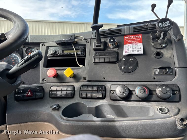 image for item FG1118 2017 Freightliner Cascadia 125 semi truck