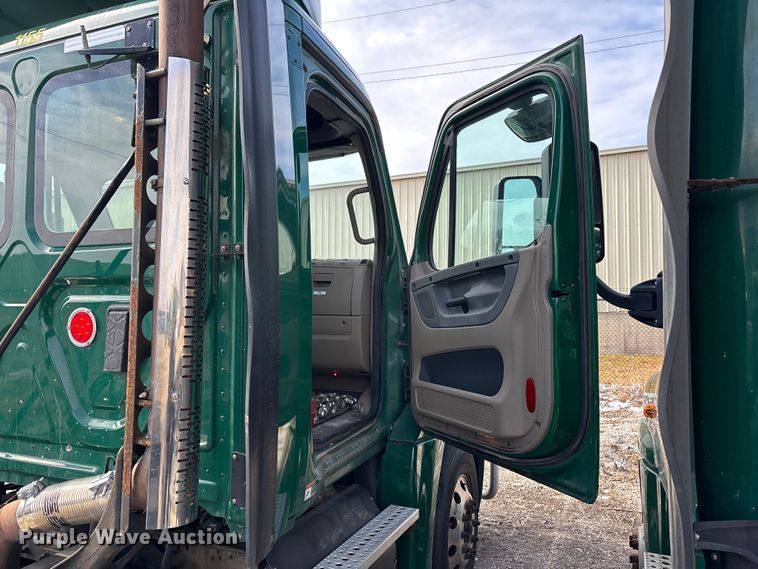 image for item FG1118 2017 Freightliner Cascadia 125 semi truck